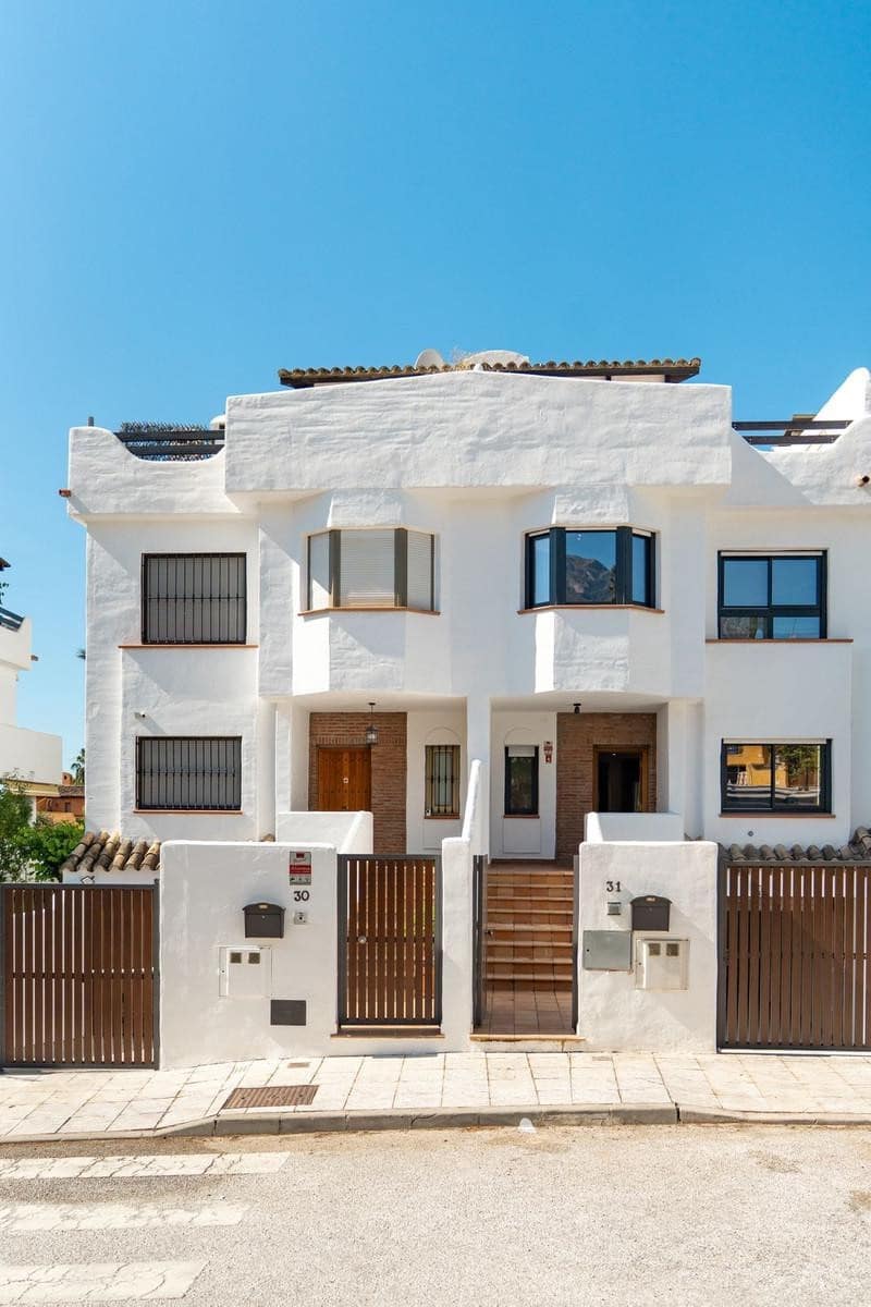 3 bedroom Townhouse for holiday rental in Marbella with pool garage - € 5,000 (Ref: 9883935)