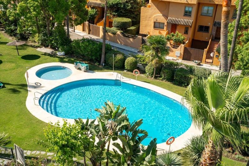 3 bedroom Townhouse for holiday rental in Marbella with pool garage - € 5,000 (Ref: 9883935)