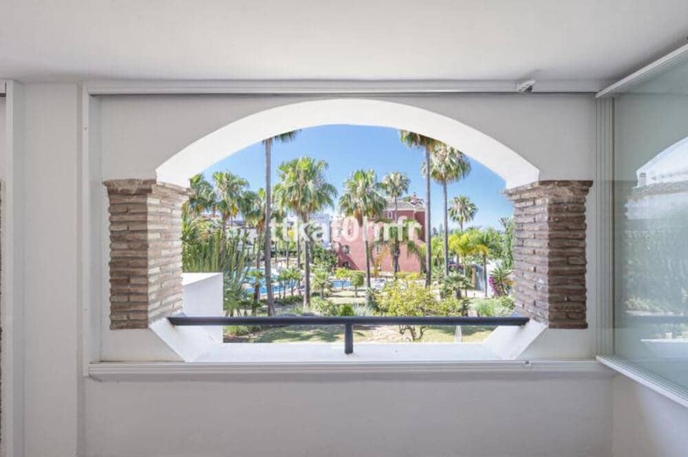 Appartement de 2 chambres à louer à Marbella avec piscine garage - 2 500 € (Ref: 9889664)