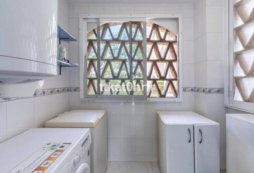 Appartement de 2 chambres à louer à Marbella avec piscine garage - 2 500 € (Ref: 9889664)