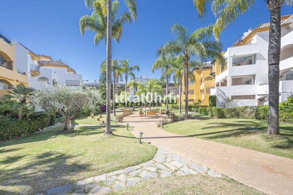 Appartement de 2 chambres à louer à Marbella avec piscine garage - 2 500 € (Ref: 9889664)