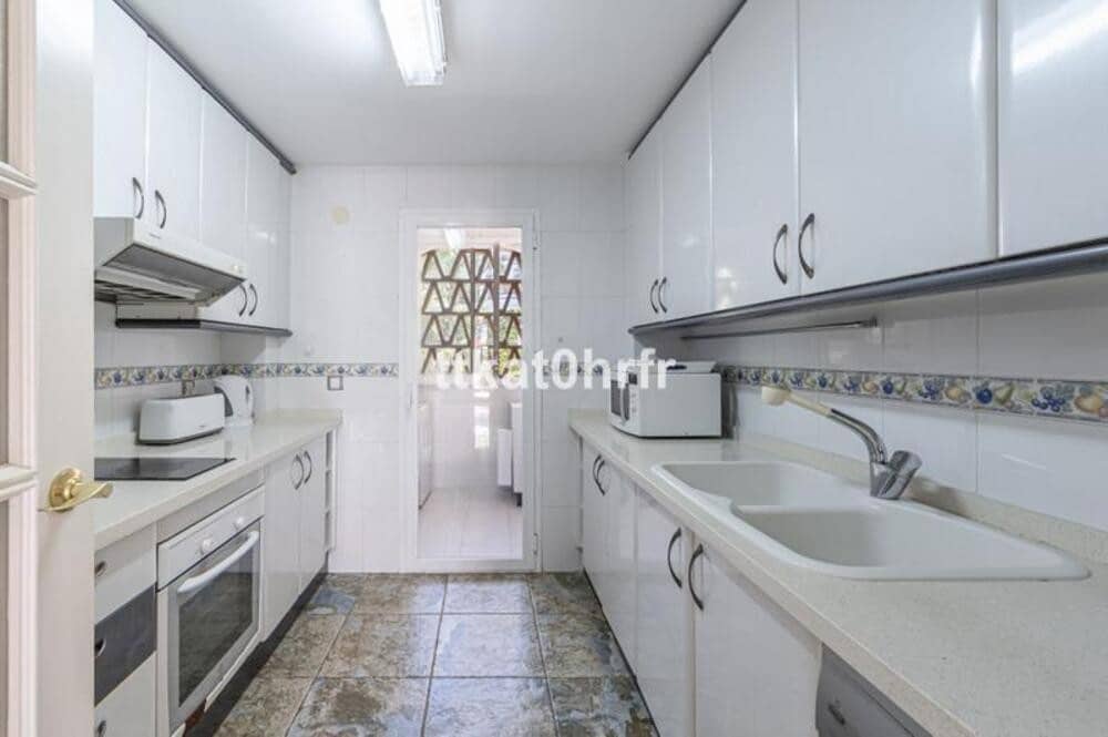 2 makuuhuone Huoneisto lomavuokrausta paikassa Marbella mukana uima-altaan 
autotalli - 2 450 € (Ref: 9889665)