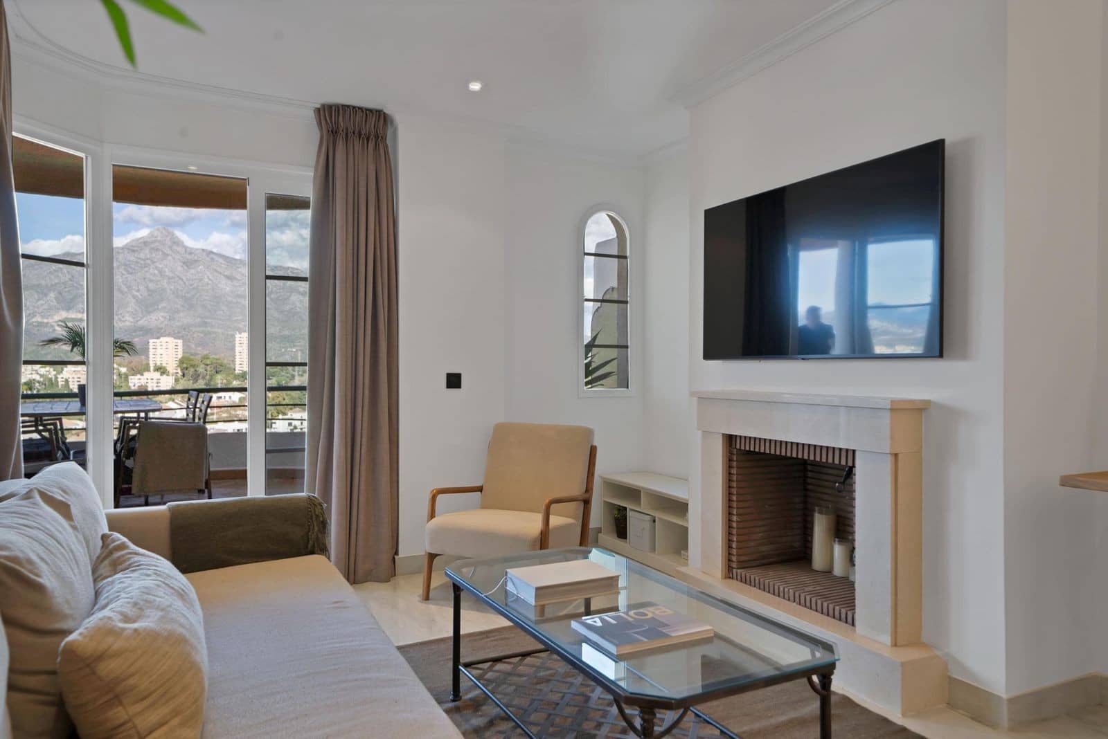 2 bedroom Apartment for rent in Marbella with pool garage - € 3,000 (Ref: 9889668)