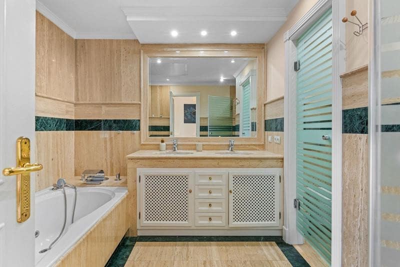 6 sypialnia Willa do wynajęcia w Marbella z basenem garażem - 14 000 € (Ref: 9889669)