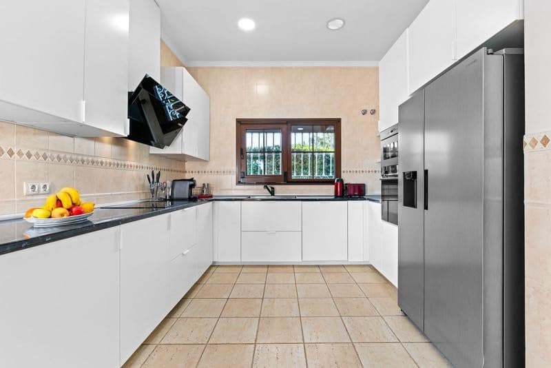 6 sypialnia Willa do wynajęcia w Marbella z basenem garażem - 14 000 € (Ref: 9889669)