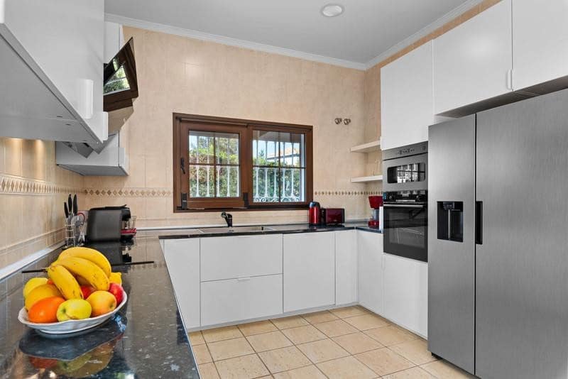 6 sypialnia Willa do wynajęcia w Marbella z basenem garażem - 14 000 € (Ref: 9889669)