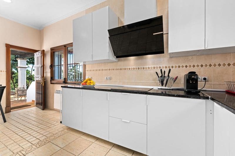 6 sypialnia Willa do wynajęcia w Marbella z basenem garażem - 14 000 € (Ref: 9889669)