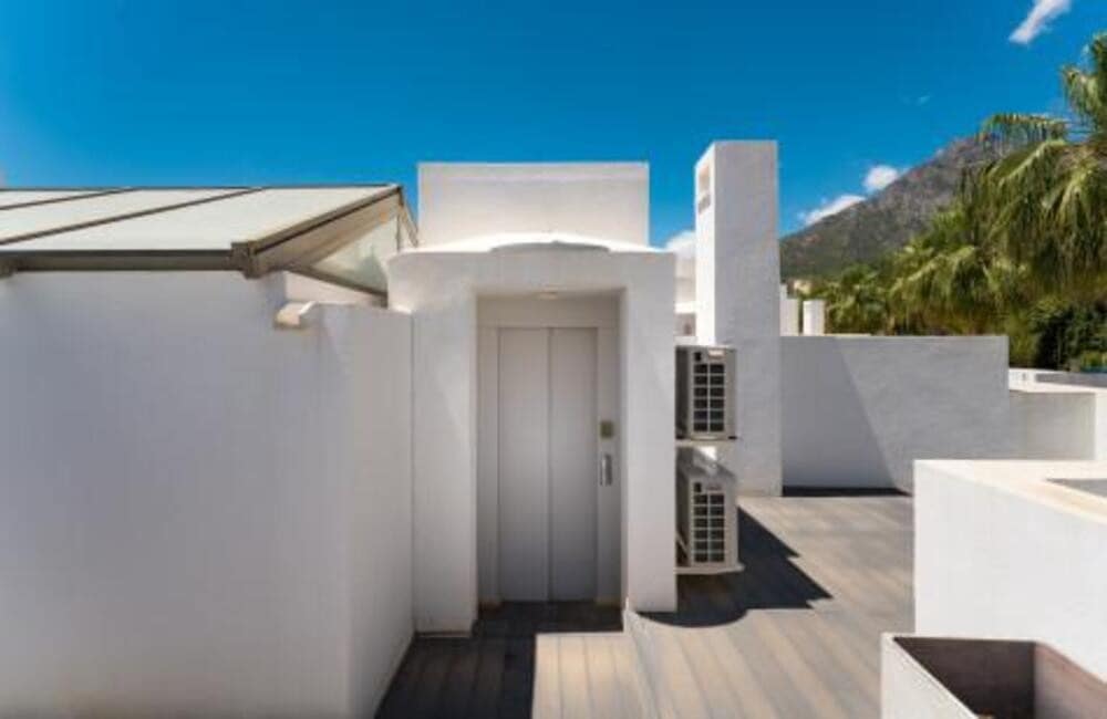 3 slaapkamer Huis voor vakantieverhuur in Marbella met zwembad garage - € 8.000 (Ref: 9891524)