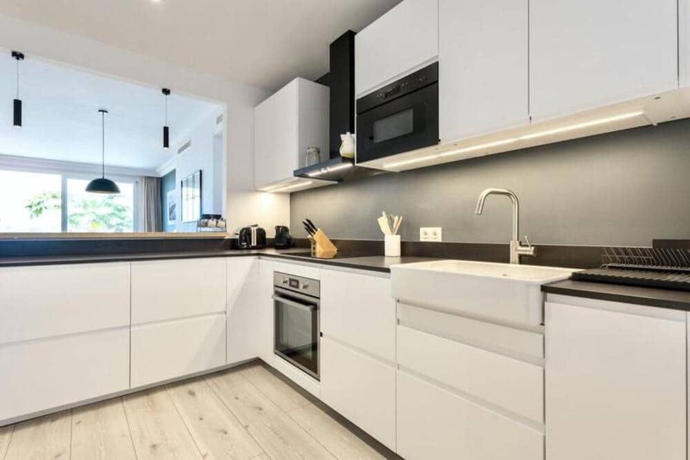 Apartamento de 2 habitaciones en Benahavís en alquiler con piscina garaje - 3.000 € (Ref: 9893620)