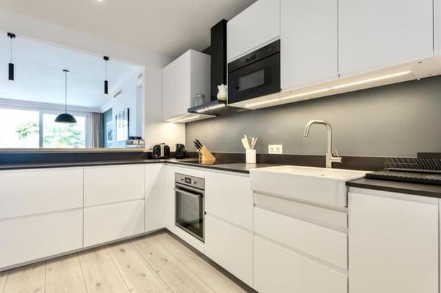 Apartamento de 2 habitaciones en Los Arqueros - Puerto del Almendro, Benahavís en alquiler con piscina garaje - 3.000 € (Ref: 9893620)