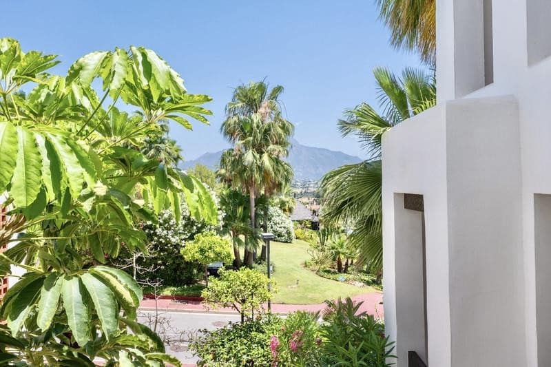 Apartamento de 2 habitaciones en Benahavís en alquiler con piscina garaje - 3.000 € (Ref: 9893620)
