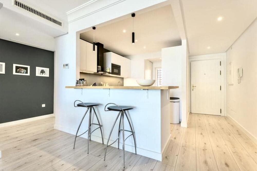 Apartamento de 2 habitaciones en Benahavís en alquiler con piscina garaje - 3.000 € (Ref: 9893620)