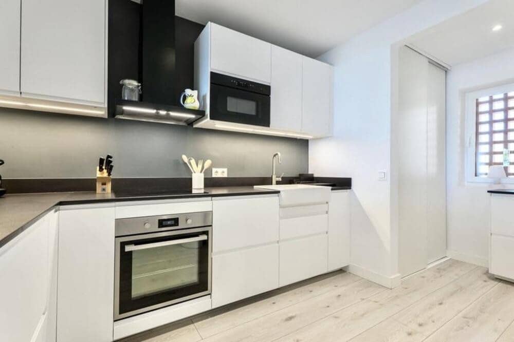 Apartamento de 2 habitaciones en Benahavís en alquiler con piscina garaje - 3.000 € (Ref: 9893620)
