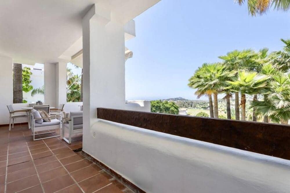 Apartamento de 2 habitaciones en Benahavís en alquiler con piscina garaje - 3.000 € (Ref: 9893620)