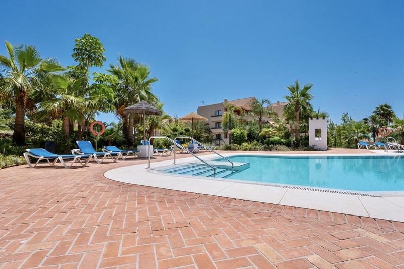 Apartamento de 2 habitaciones en Benahavís en alquiler con piscina garaje - 3.000 € (Ref: 9893620)