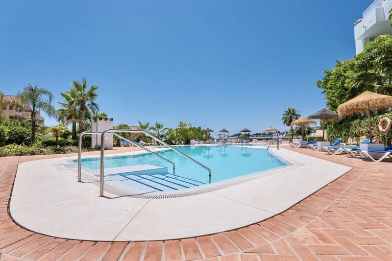 Apartamento de 2 habitaciones en Benahavís en alquiler con piscina garaje - 3.000 € (Ref: 9893620)