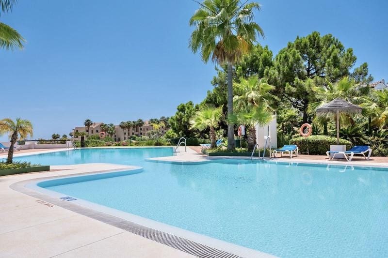 Apartamento de 2 habitaciones en Benahavís en alquiler con piscina garaje - 3.000 € (Ref: 9893620)