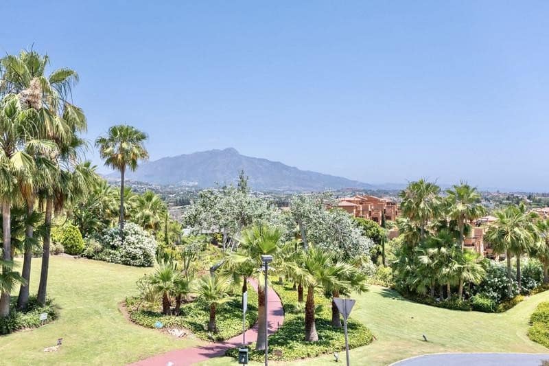 Apartamento de 2 habitaciones en Benahavís en alquiler con piscina garaje - 3.000 € (Ref: 9893620)