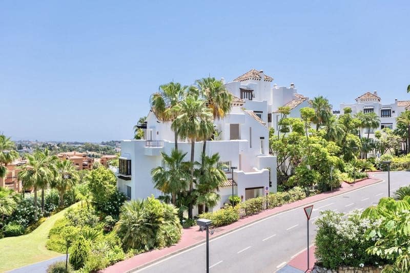 Apartamento de 2 habitaciones en Benahavís en alquiler con piscina garaje - 3.000 € (Ref: 9893620)