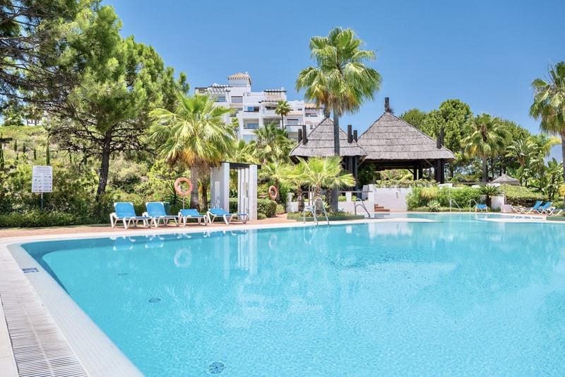 Apartamento de 2 habitaciones en Benahavís en alquiler con piscina garaje - 3.000 € (Ref: 9893620)