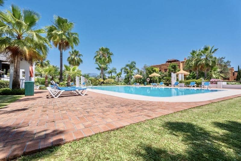 Apartamento de 2 habitaciones en Benahavís en alquiler con piscina garaje - 3.000 € (Ref: 9893620)