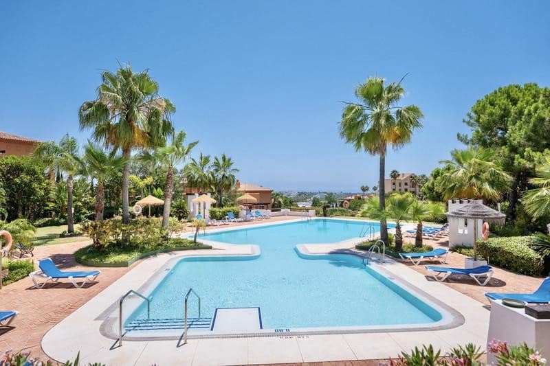 Apartamento de 2 habitaciones en Benahavís en alquiler con piscina garaje - 3.000 € (Ref: 9893620)