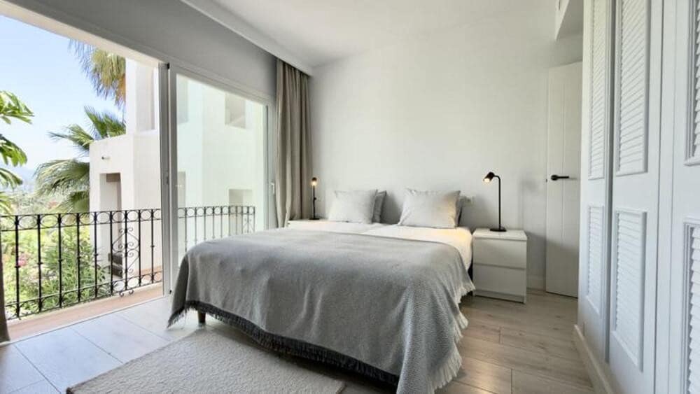 Apartamento de 2 habitaciones en Benahavís en alquiler con piscina garaje - 3.000 € (Ref: 9893620)