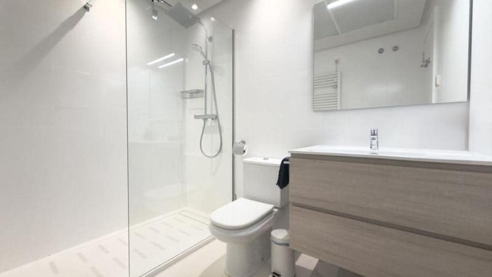 Apartamento de 2 habitaciones en Benahavís en alquiler con piscina garaje - 3.000 € (Ref: 9893620)