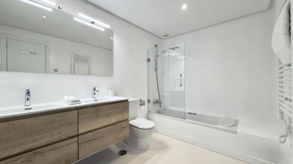 Apartamento de 2 habitaciones en Benahavís en alquiler con piscina garaje - 3.000 € (Ref: 9893620)