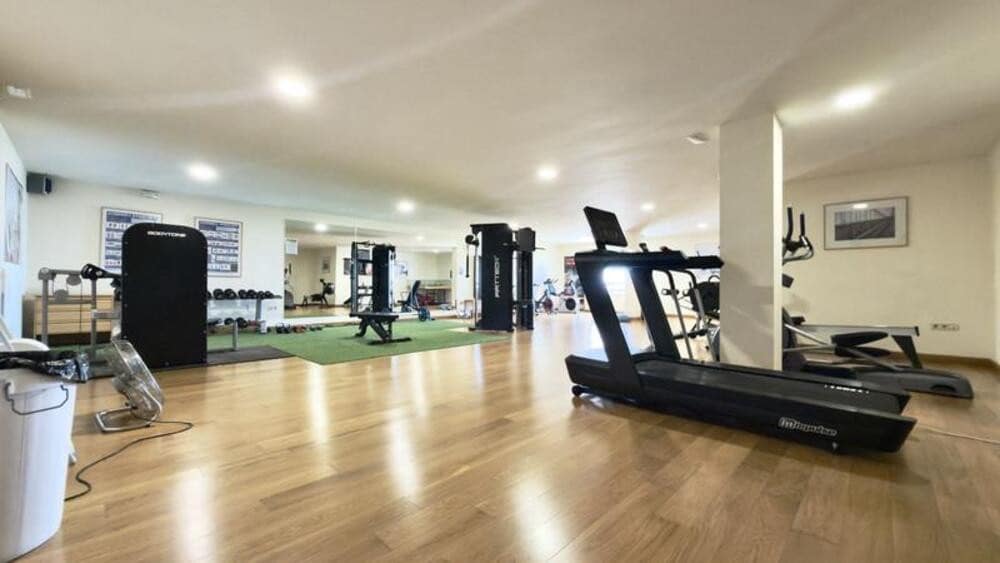 Apartamento de 2 habitaciones en Benahavís en alquiler con piscina garaje - 3.000 € (Ref: 9893620)