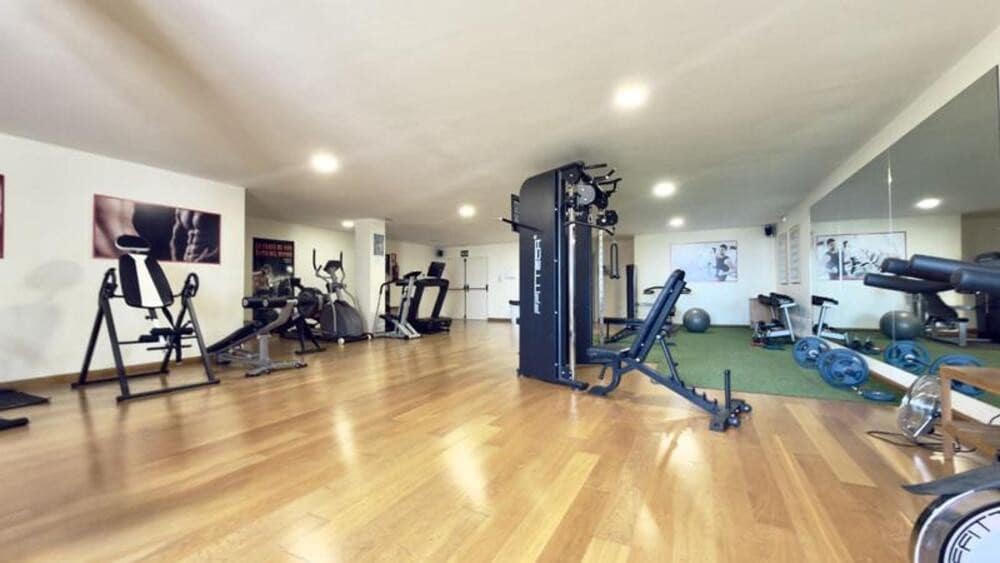 Apartamento de 2 habitaciones en Benahavís en alquiler con piscina garaje - 3.000 € (Ref: 9893620)