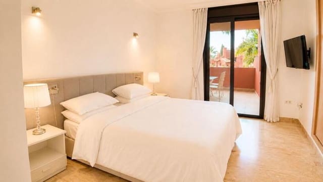 3 quarto Apartamento para arrendar em Resinera-Voladilla, Estepona com piscina garagem - 3 500 € (Ref: 9893628)