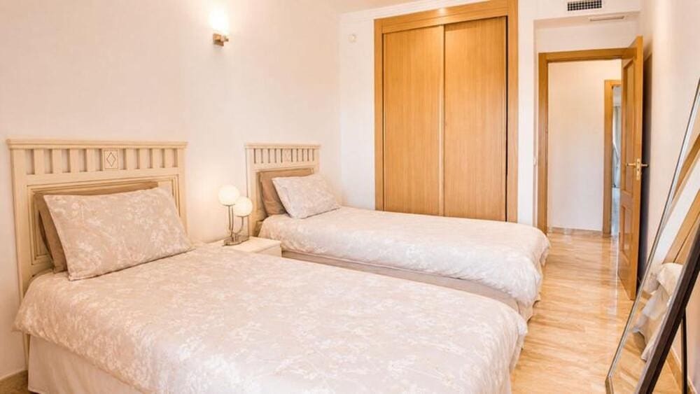 3 quarto Apartamento para arrendar em Guadalmansa com piscina garagem - 3 500 € (Ref: 9893628)