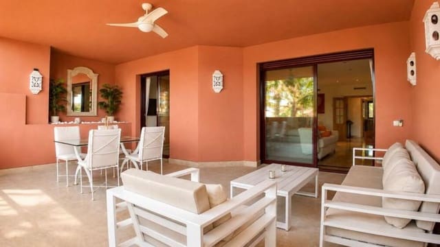 3 quarto Apartamento para arrendar em Resinera-Voladilla, Estepona com piscina garagem - 3 500 € (Ref: 9893628)