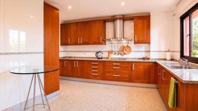 3 quarto Apartamento para arrendar em Resinera-Voladilla, Estepona com piscina garagem - 3 500 € (Ref: 9893628)