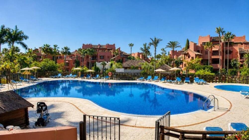 3 quarto Apartamento para arrendar em Guadalmansa com piscina garagem - 3 500 € (Ref: 9893628)