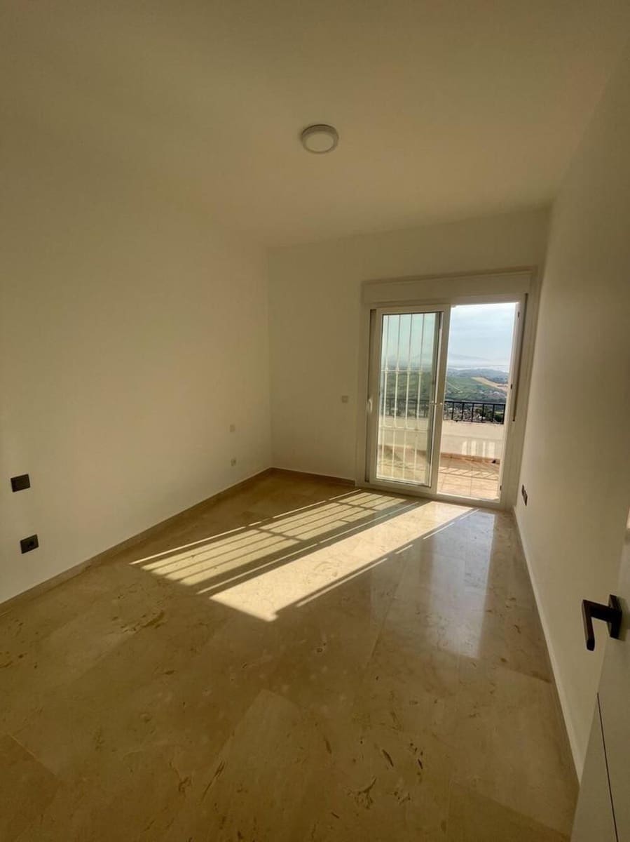 5 bedroom Townhouse for rent in Manilva with pool garage - € 2,900 (Ref: 9893629)