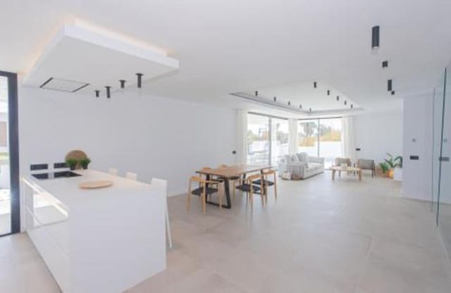 4 bedroom Villa for rent in El Paraiso, Estepona - € 9,000 (Ref: 9898624)