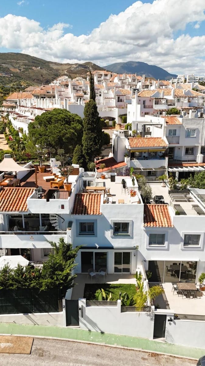 3 slaapkamer Huis te koop in Nueva Andalucia met zwembad - € 995.000 (Ref: 9898630)