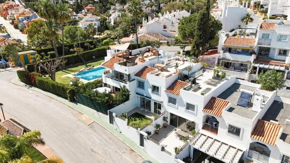 3 slaapkamer Huis te koop in Nueva Andalucia met zwembad - € 995.000 (Ref: 9898630)