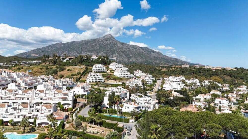 3 slaapkamer Huis te koop in Nueva Andalucia met zwembad - € 995.000 (Ref: 9898630)