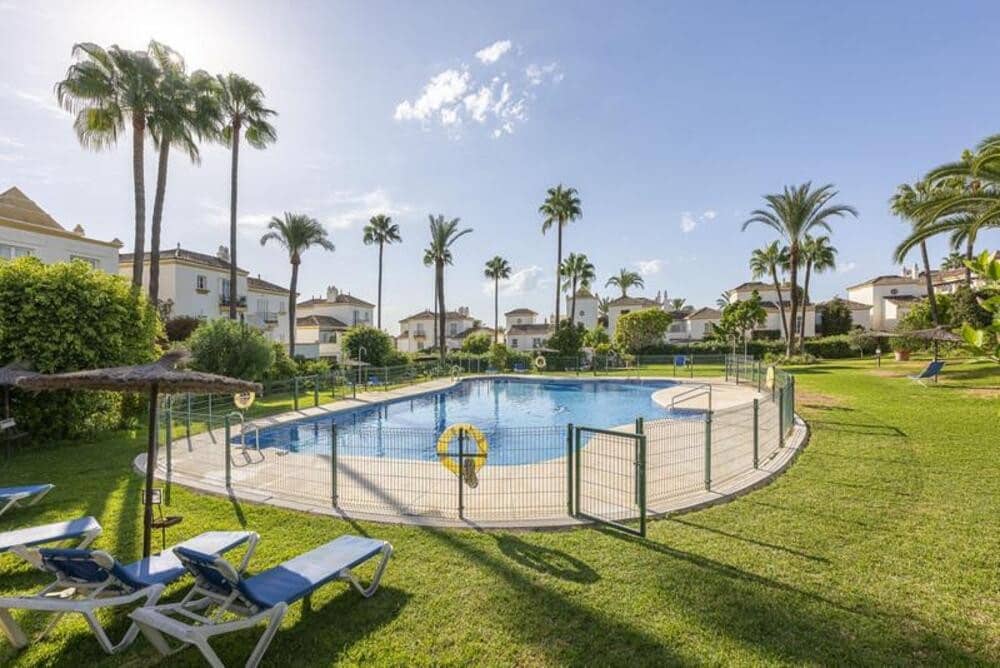 3 chambre Maison de Ville à vendre à Estepona avec piscine garage - 495 000 € (Ref: 9898631)