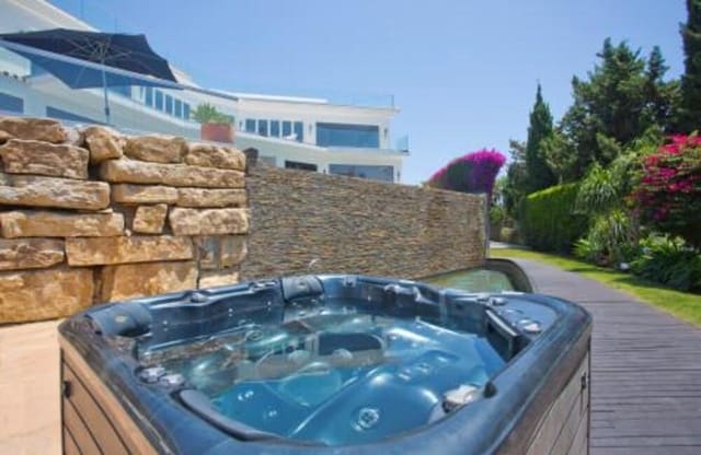5 quarto Moradia para arrendar em Hacienda Las Chapas, Marbella com piscina garagem - 17 500 € (Ref: 9902710)