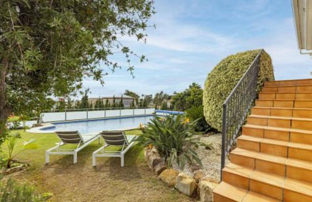 4 bedroom Villa for sale in Manilva with pool garage - € 1,395,000 (Ref: 9902712)