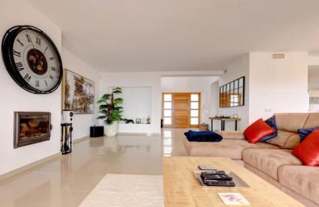 4 bedroom Villa for sale in Chullera, Manilva with pool garage - € 1,395,000 (Ref: 9902712)