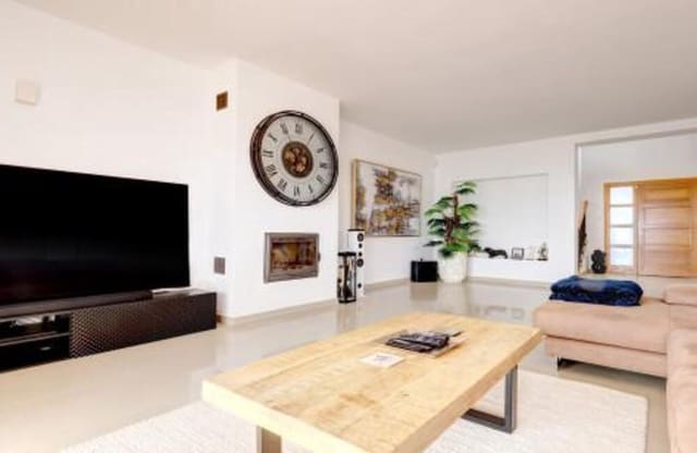 4 bedroom Villa for sale in Chullera, Manilva with pool garage - € 1,395,000 (Ref: 9902712)