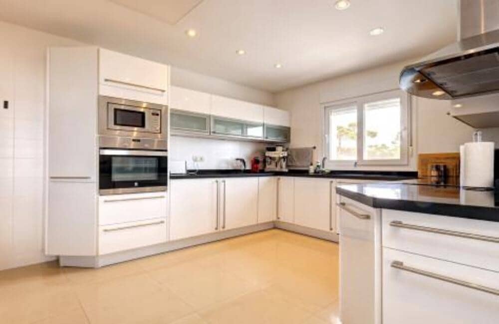 4 bedroom Villa for sale in Manilva with pool garage - € 1,395,000 (Ref: 9902712)