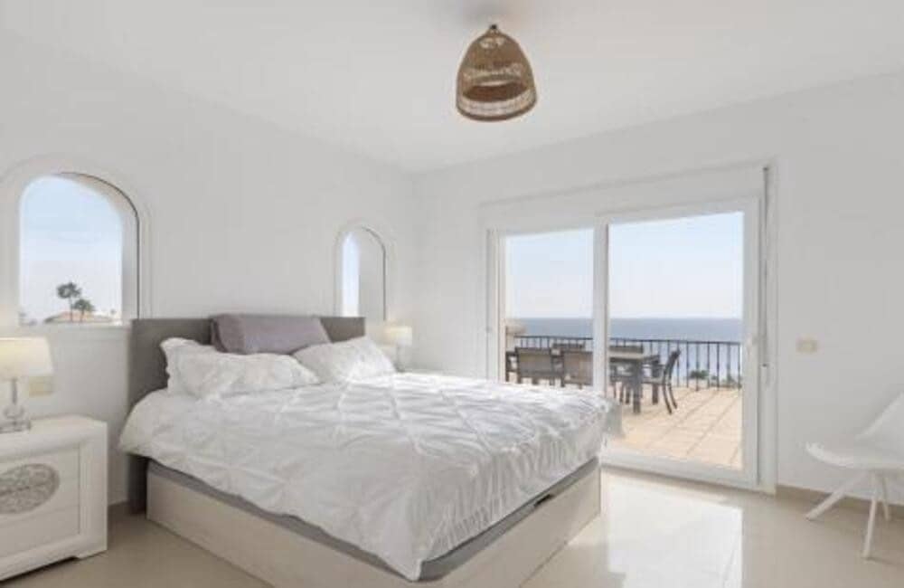 4 bedroom Villa for sale in Manilva with pool garage - € 1,395,000 (Ref: 9902712)