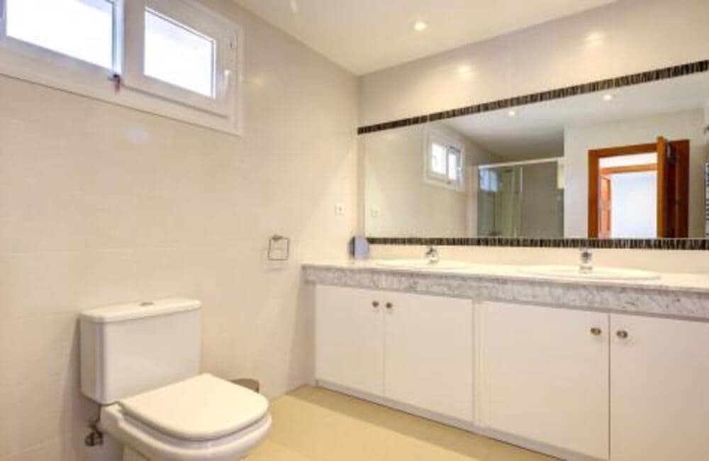 4 bedroom Villa for sale in Manilva with pool garage - € 1,395,000 (Ref: 9902712)