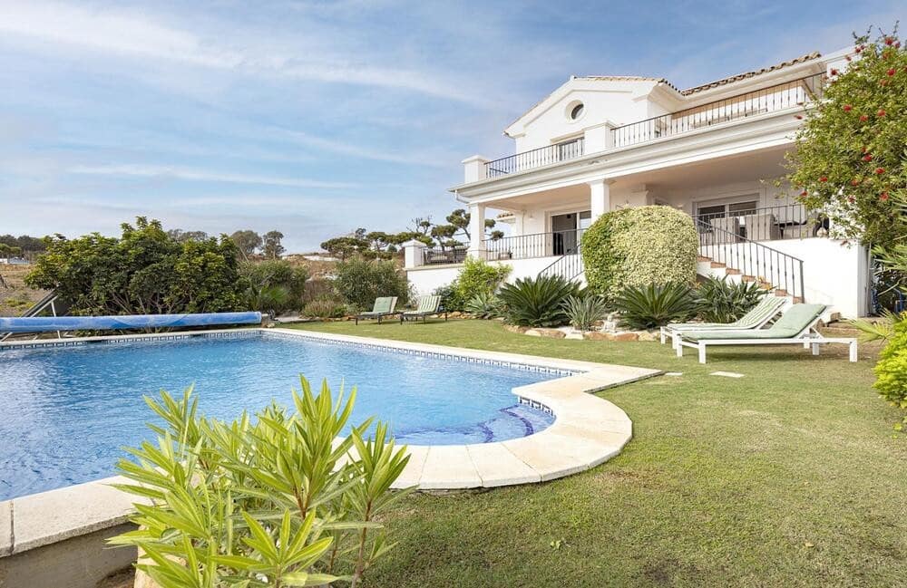 4 bedroom Villa for sale in Manilva with pool garage - € 1,395,000 (Ref: 9902712)